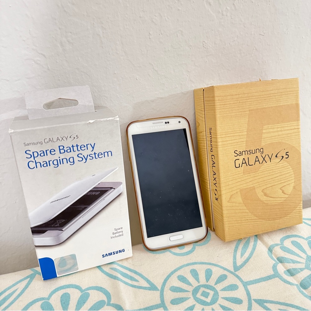 Unlocked Samsung Galaxy S5 flagship phone and charger and spare battery!